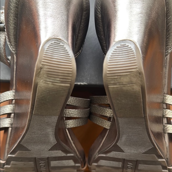 Kenneth Cole Reaction Women's Strappy Wedge Sandals - Warm Cedar MT-Pewter - Picture 5 of 6